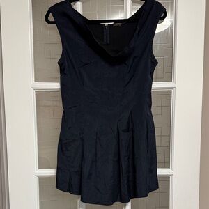 Vera Wang Elegant Navy Sleeveless top. Size M